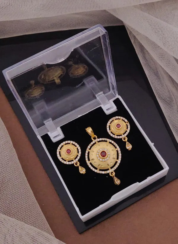 Micro_Gold_Plated_Chain_Pendant_Set_with_elegant_earrings_set