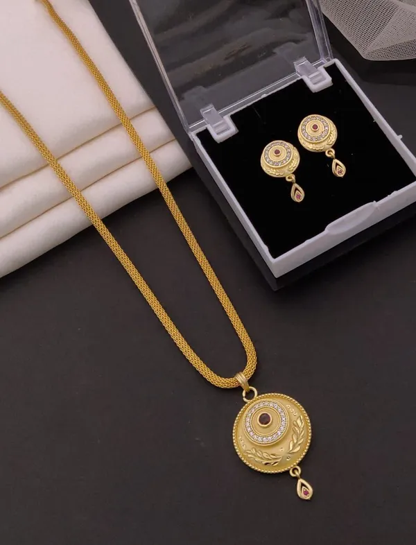 Matte_Finish_Gold_Plated_Round_Pendant_Set_with_Chain_and_Earrings