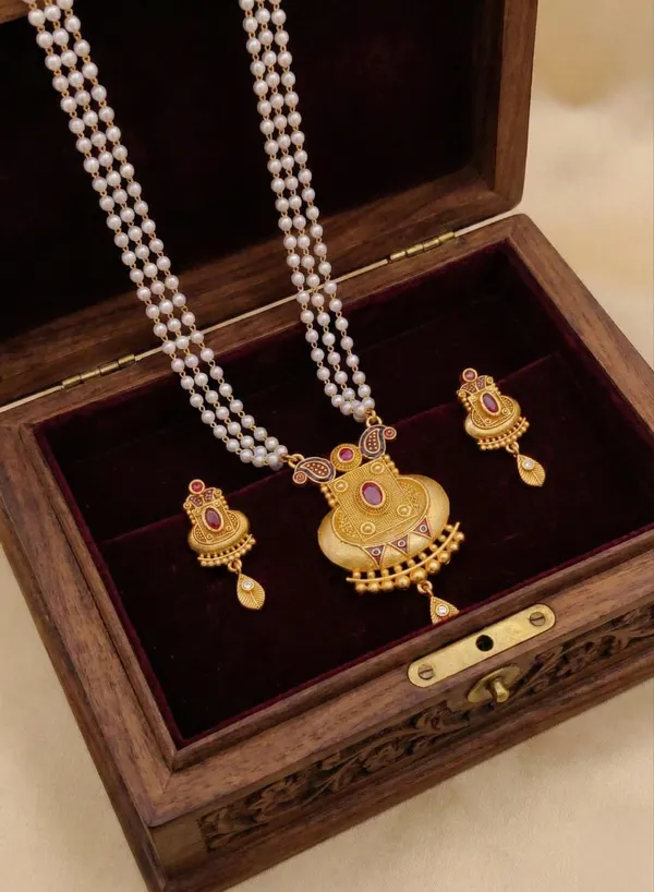 Matte_Gold_Finish_Long_Necklace_Set_with_Ruby-Toned_Accents