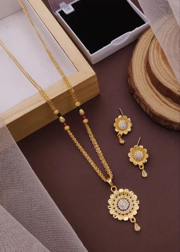 Micro_Gold_Plated_Chain_Pendant_Set_with_elegant_earrings_set