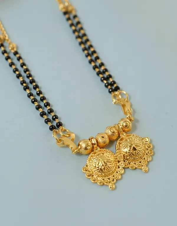 Ornate_Traditional_Gold_Mangalsutra_–_Intricate_Beadwork_&_Pendant