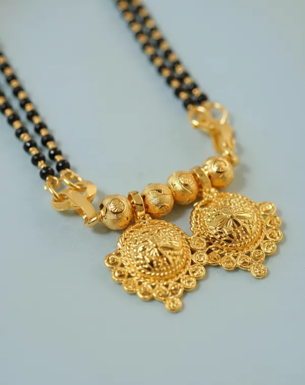 Ornate_Traditional_Gold_Mangalsutra_–_Intricate_Beadwork_&_Pendant