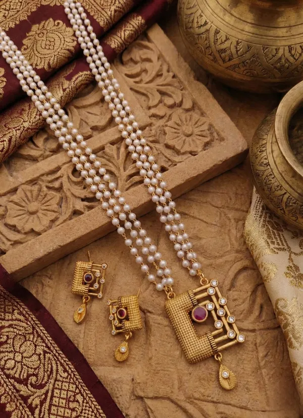 Regal_Triple-Strand_Pearl_Necklace_Set_with_Geometric_Gold_Pendant