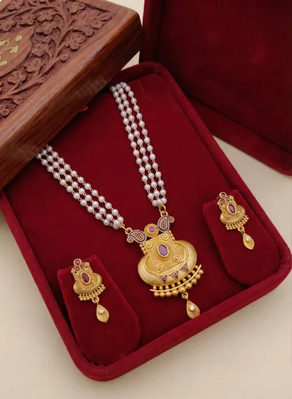 Traditional_3-Layer_Pearl_Mala_with_Matte_Gold_Pendant_&_Matching_Earrings