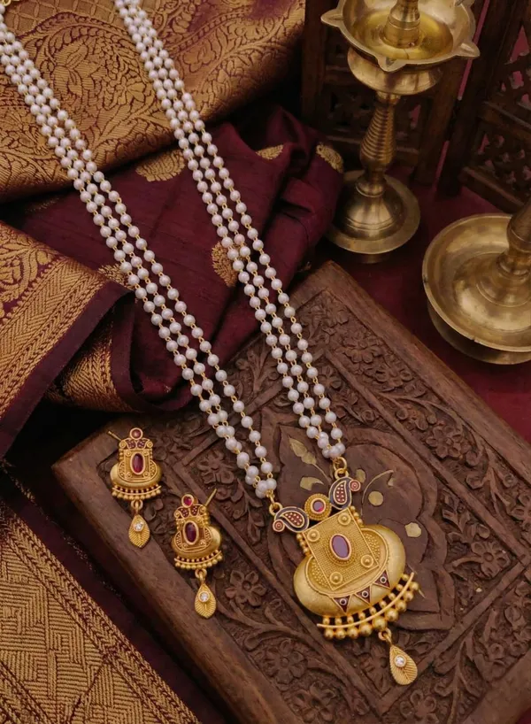 Traditional_3-Layer_Pearl_Mala_with_Matte_Gold_Pendant_&_Matching_Earrings