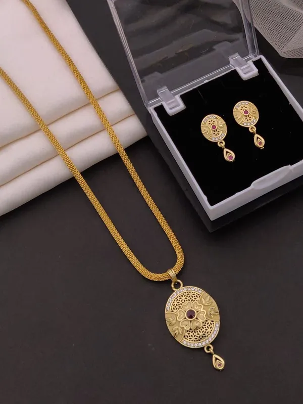 Traditional_Gold-Plated_Round_Pendant_Necklace_Set_with_Ruby_&_AD_Studs