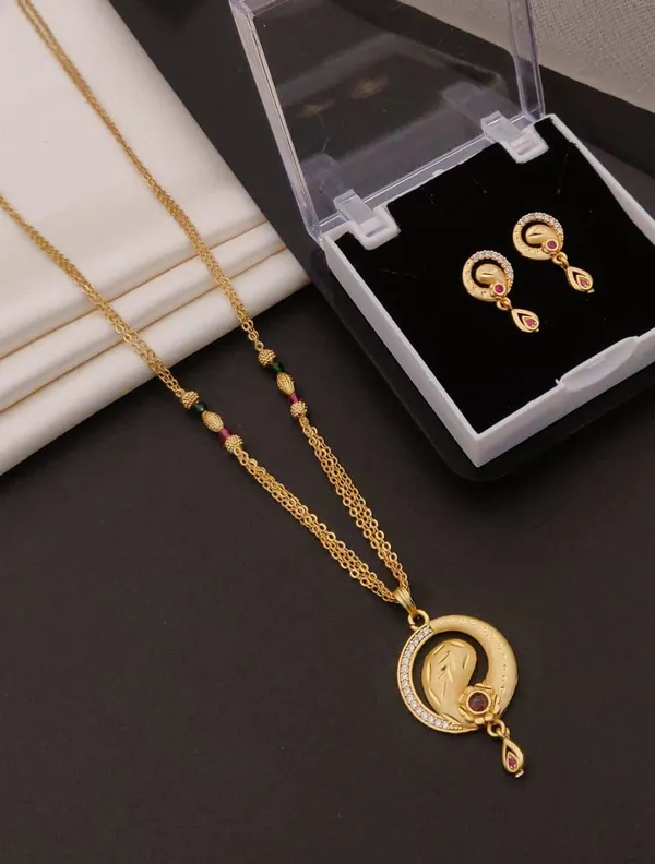 Traditional_Gold_Tone_Half-Moon_Pendant_Set_with_Leaf_Motif