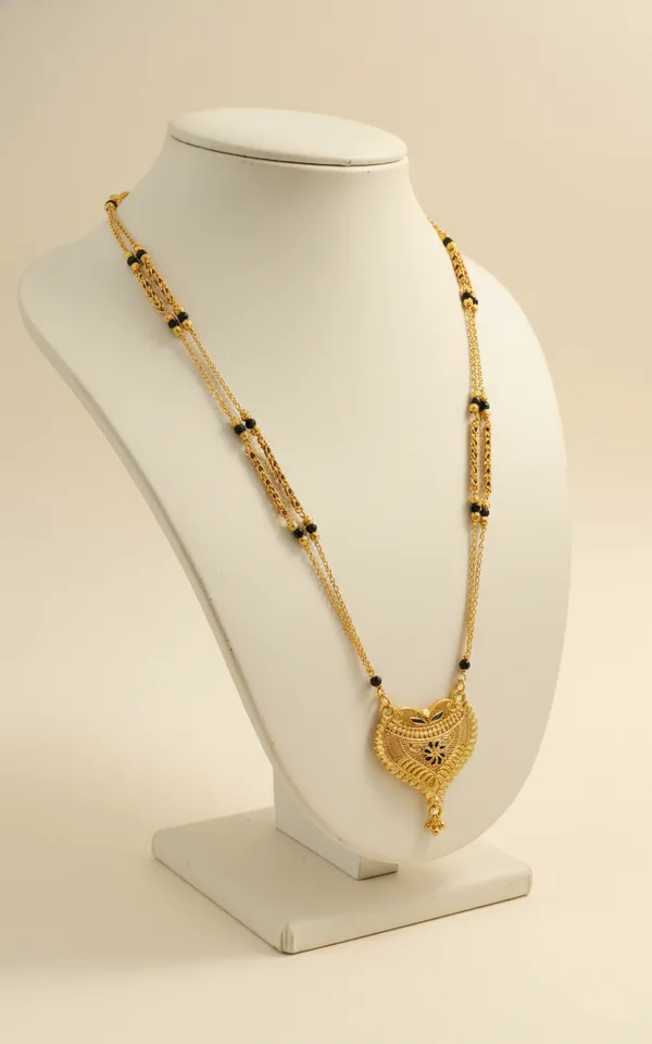 Traditional_Heart-Shaped_Gold_Mangalsutra_with_Dual-Tone_Chain