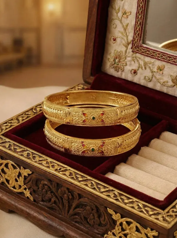 Traditional_Indian_Gold_Kangan_with_Hand-Painted_Enamel_Detailing