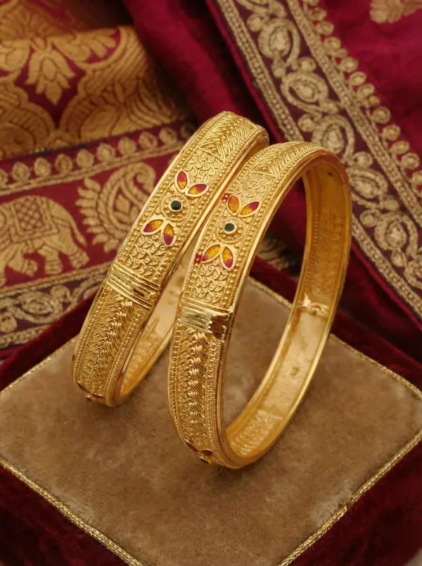 Traditional_Indian_Gold_Kangan_with_Hand-Painted_Enamel_Detailing