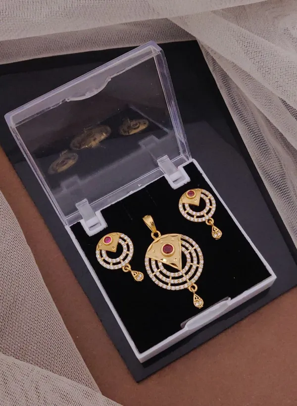 Micro_Gold_Plated_Chain_Pendant_Set_with_elegant_earrings_set