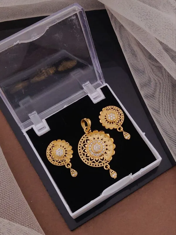 Micro_Gold_Plated_Chain_Pendant_Set_with_elegant_earrings_set