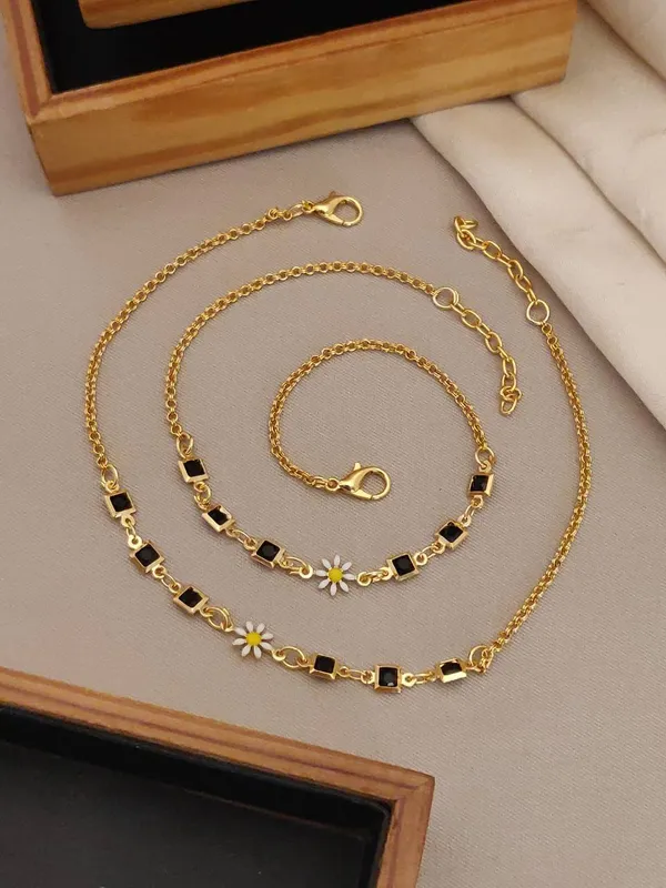 Charming_Daisy_&_Elegant_Black_Square_Anklet_Sets
