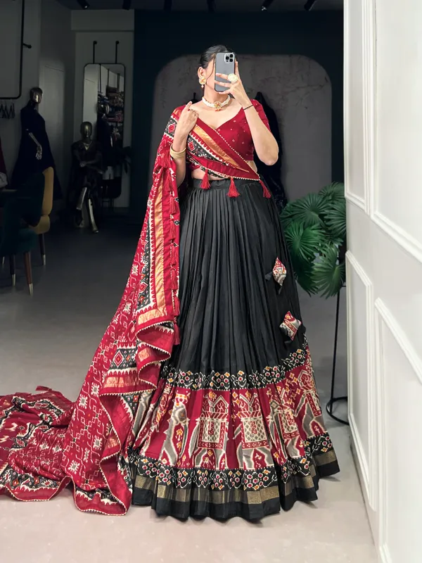 Black_Premium_&_Elegant_Dola_Silk_Lehenga_Choli_For_Women