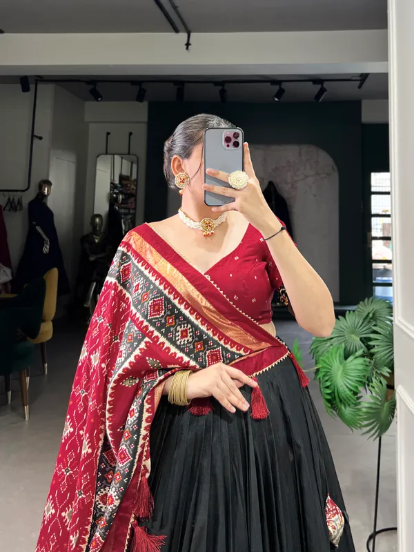 Black_Premium_&_Elegant_Dola_Silk_Lehenga_Choli_For_Women
