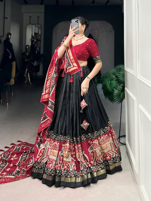 Black_Premium_&_Elegant_Dola_Silk_Lehenga_Choli_For_Women