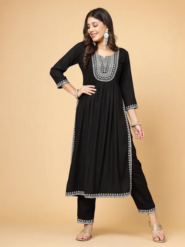 Black_Viscose_Ethnic_Motifs_Yoke_Design_Nayra_Cut_Thread_Work_Suit_Set