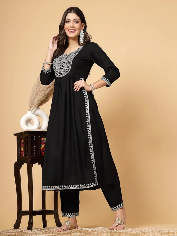 Black_Viscose_Ethnic_Motifs_Yoke_Design_Nayra_Cut_Thread_Work_Suit_Set