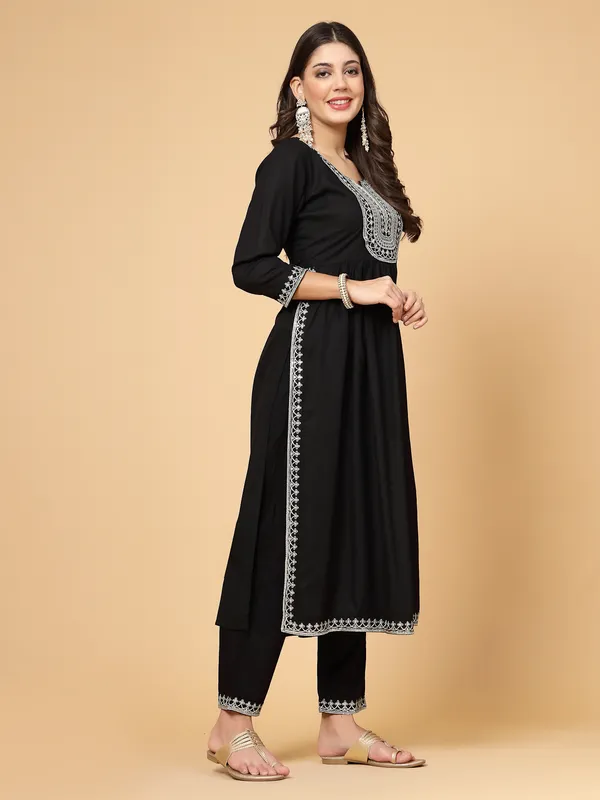 Black_Viscose_Ethnic_Motifs_Yoke_Design_Nayra_Cut_Thread_Work_Suit_Set