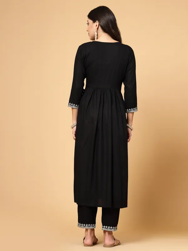 Black_Viscose_Ethnic_Motifs_Yoke_Design_Nayra_Cut_Thread_Work_Suit_Set