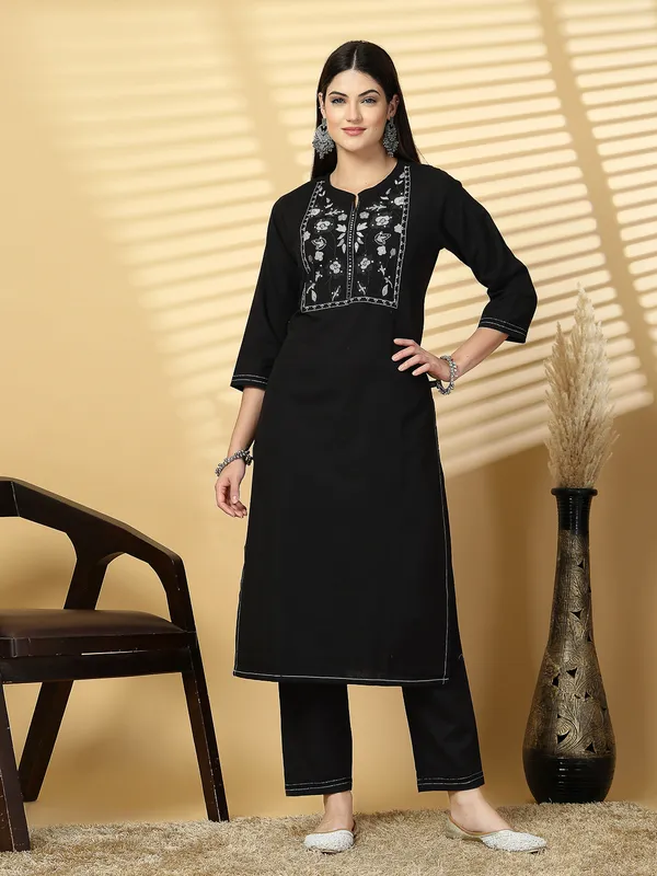 Ink_Black_Cotton_Solid_Ethnic_Motifs_Yoke_Design_Embroidered_Work_Suit_Set