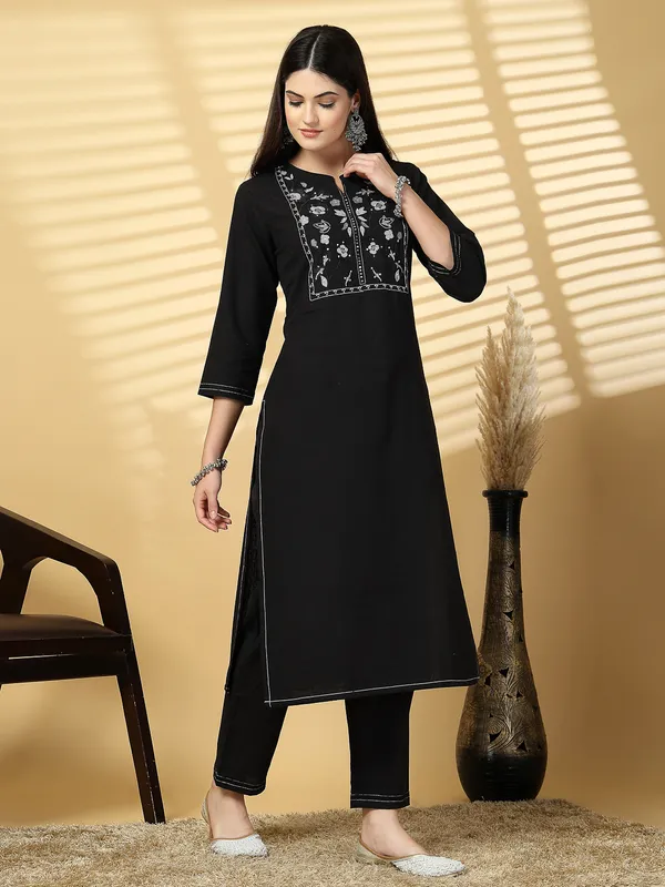 Ink_Black_Cotton_Solid_Ethnic_Motifs_Yoke_Design_Embroidered_Work_Suit_Set