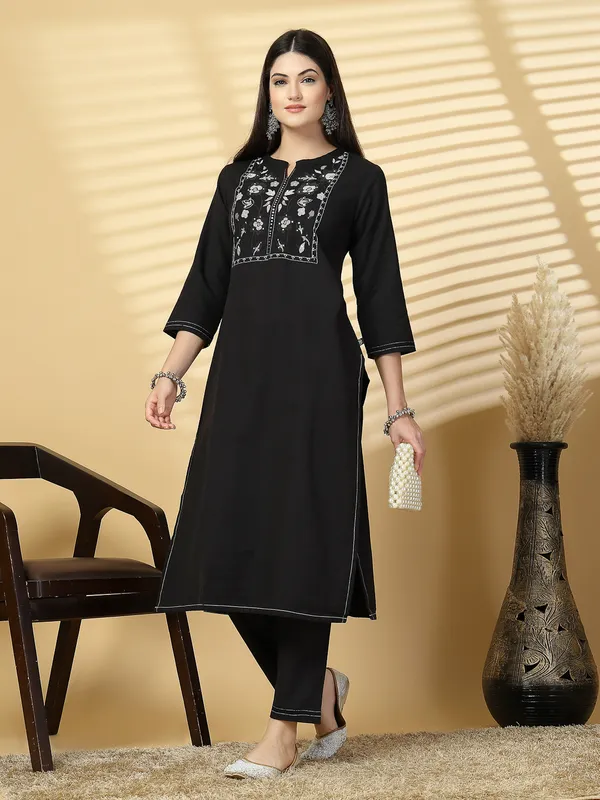Ink_Black_Cotton_Solid_Ethnic_Motifs_Yoke_Design_Embroidered_Work_Suit_Set