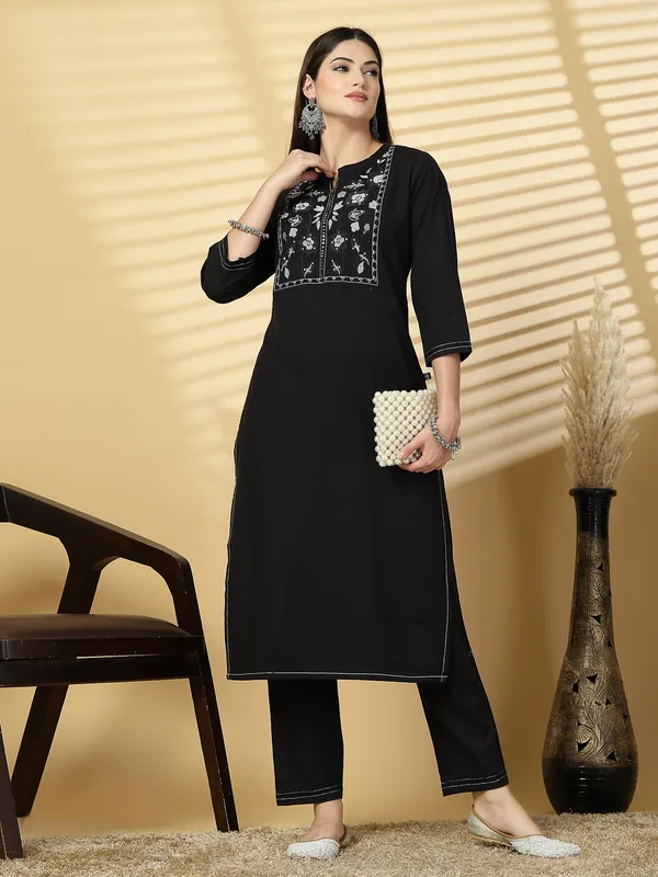 Ink_Black_Cotton_Solid_Ethnic_Motifs_Yoke_Design_Embroidered_Work_Suit_Set