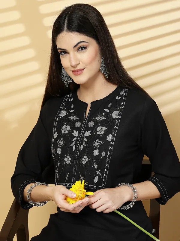 Ink_Black_Cotton_Solid_Ethnic_Motifs_Yoke_Design_Embroidered_Work_Suit_Set