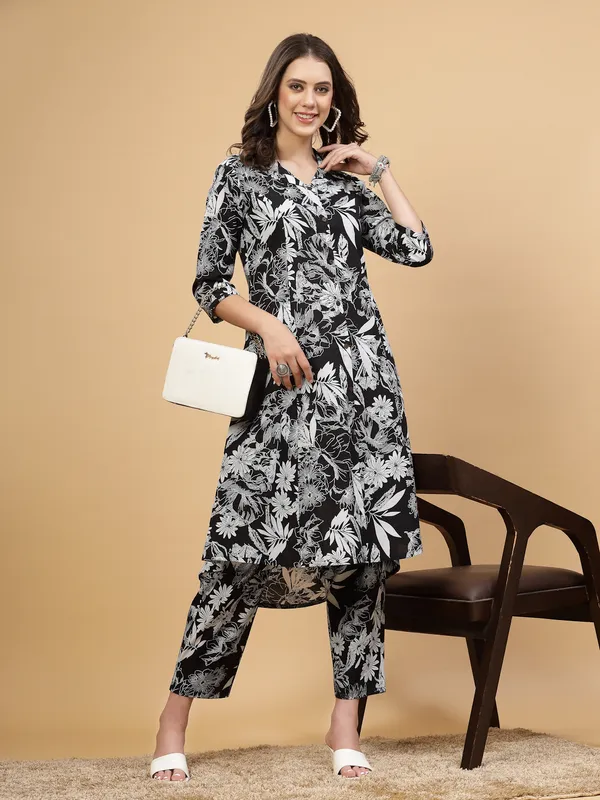Black_Pure_Cotton_Floral_Printed_Kurta_Pant_Suit_Set