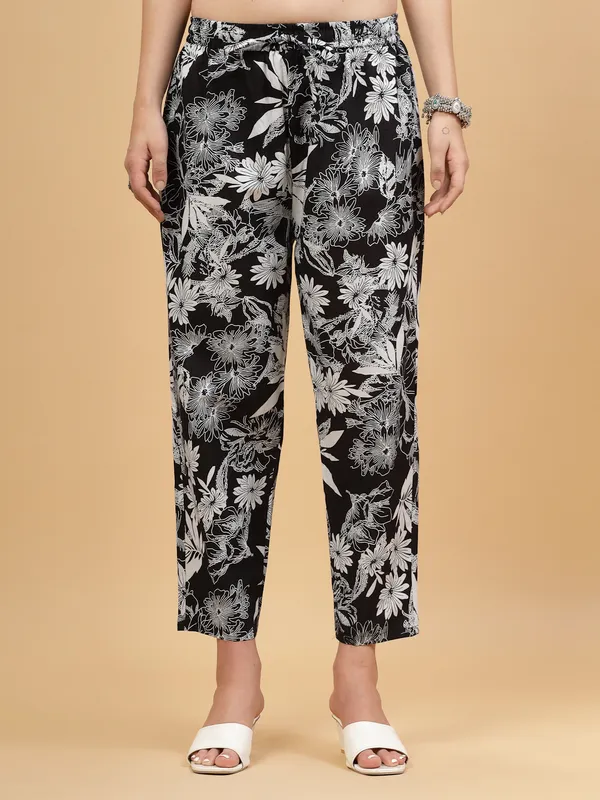 Black_Pure_Cotton_Floral_Printed_Kurta_Pant_Suit_Set