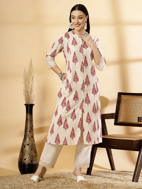 Maroon_Cotton_Regular_A-Line_Printed_Cutwork_Sleeve_Kurta_for_Women