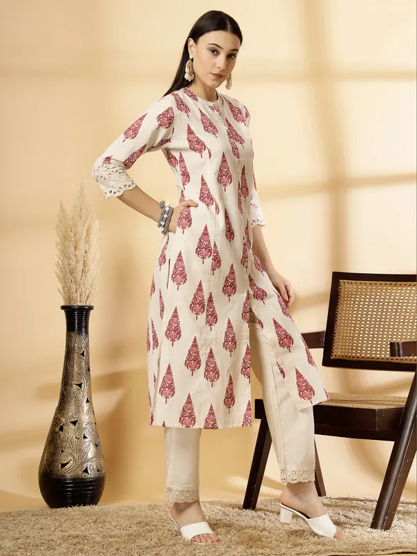 Maroon_Cotton_Regular_A-Line_Printed_Cutwork_Sleeve_Kurta_for_Women