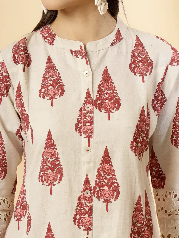 Maroon_Cotton_Regular_A-Line_Printed_Cutwork_Sleeve_Kurta_for_Women