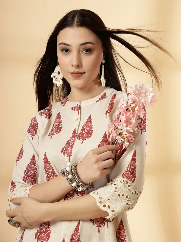 Maroon_Cotton_Regular_A-Line_Printed_Cutwork_Sleeve_Kurta_for_Women