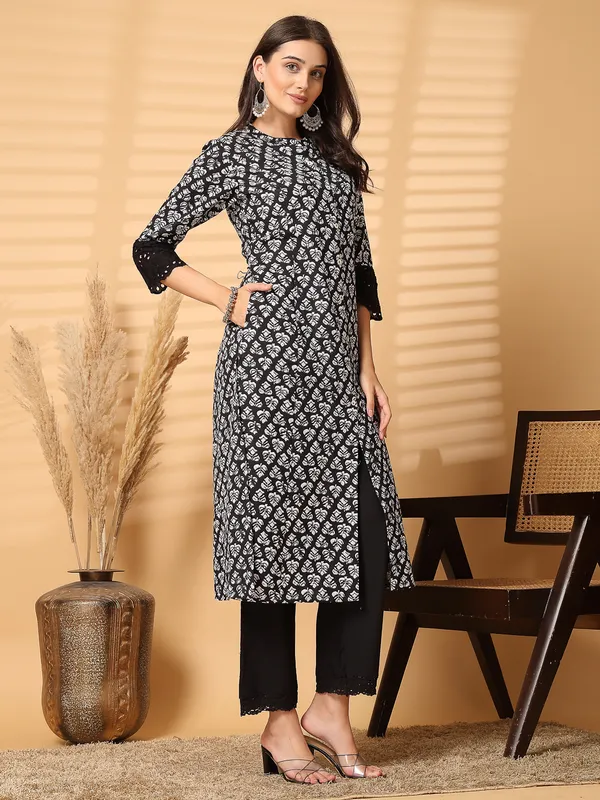 Black_Cotton_Regular_A-Line_Printed_Cutwork_Sleeve_Kurta_for_Women