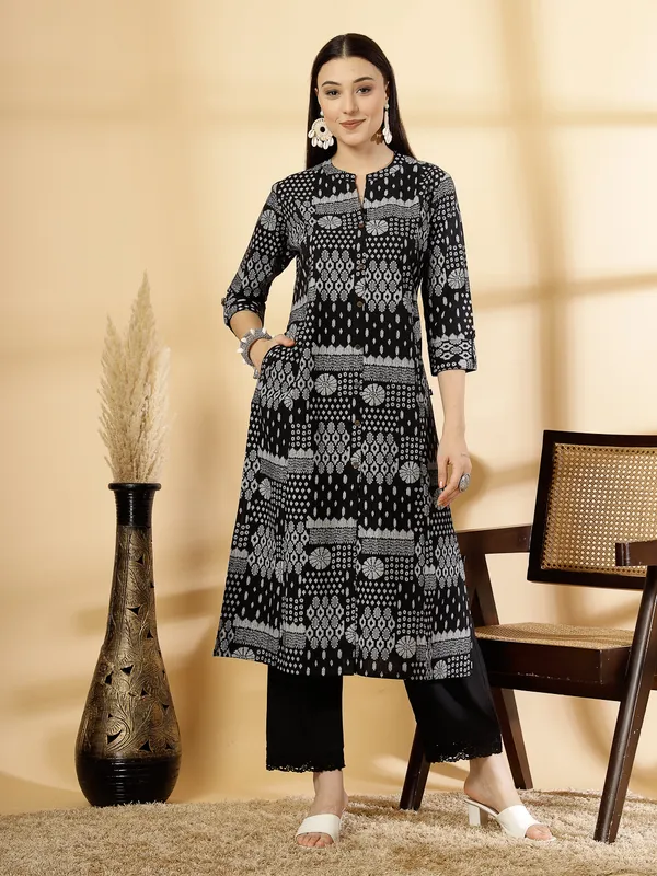 Ink_Black_Cotton_Floral_Print_A-Line_Regular_Kurta_for_Women