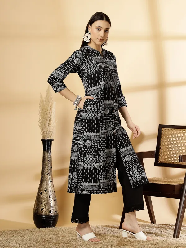 Ink_Black_Cotton_Floral_Print_A-Line_Regular_Kurta_for_Women