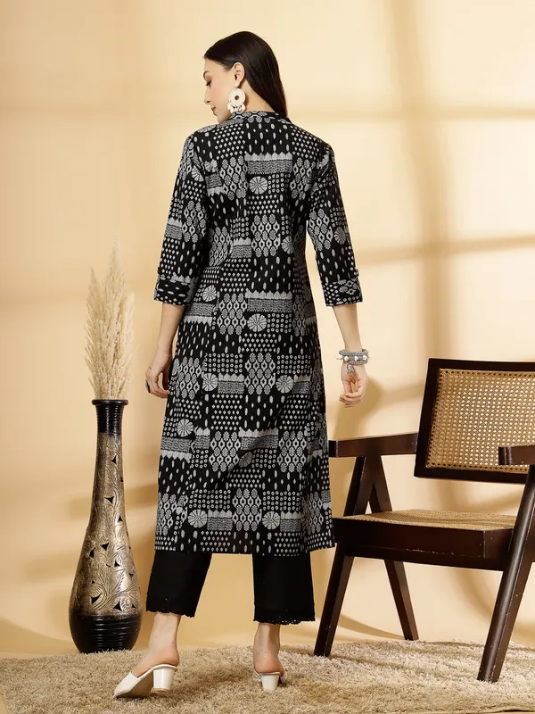 Ink_Black_Cotton_Floral_Print_A-Line_Regular_Kurta_for_Women