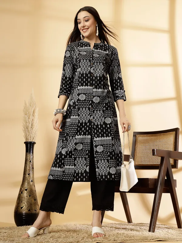Ink_Black_Cotton_Floral_Print_A-Line_Regular_Kurta_for_Women