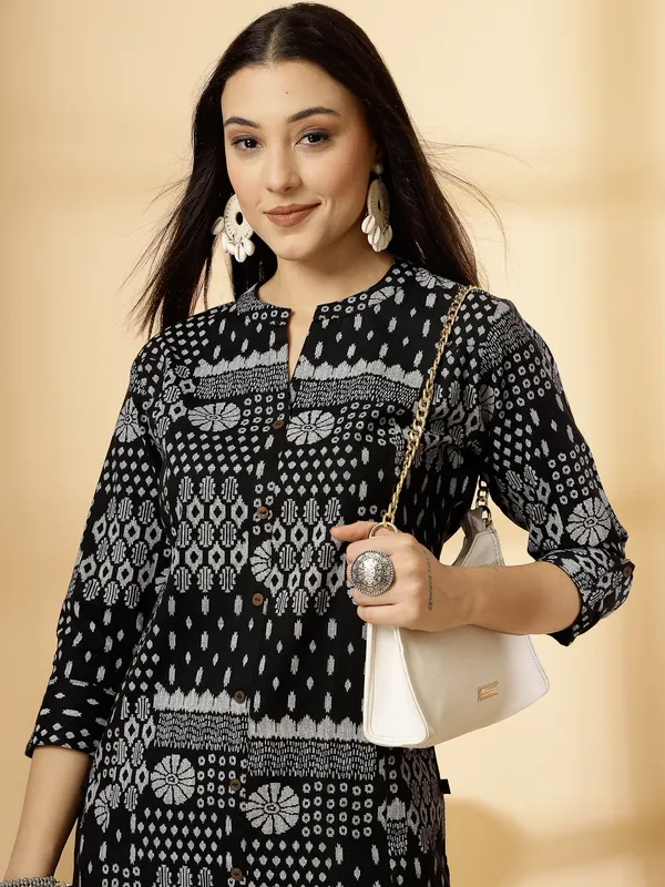 Ink_Black_Cotton_Floral_Print_A-Line_Regular_Kurta_for_Women