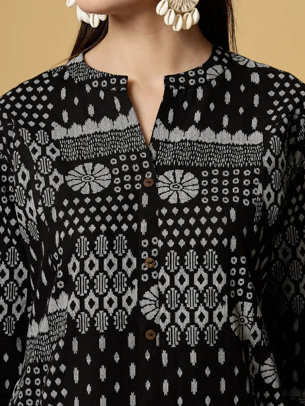 Ink_Black_Cotton_Floral_Print_A-Line_Regular_Kurta_for_Women