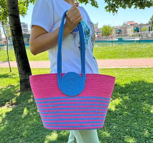 Vibrant_Striped_Shoulder_Tote_Bag
