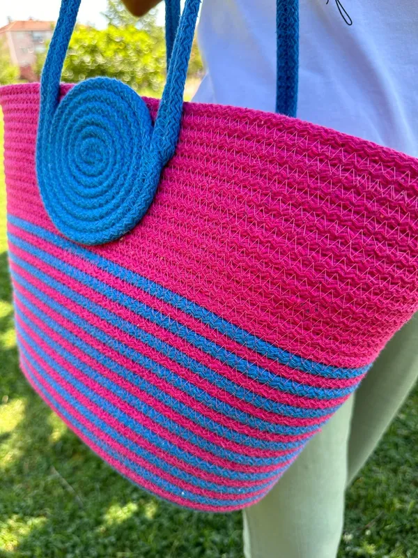 Vibrant_Striped_Shoulder_Tote_Bag