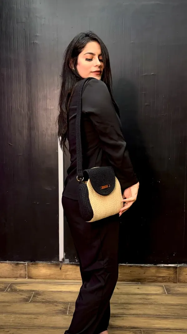 Elegant_Woven_Crossbody_Jute_Bag