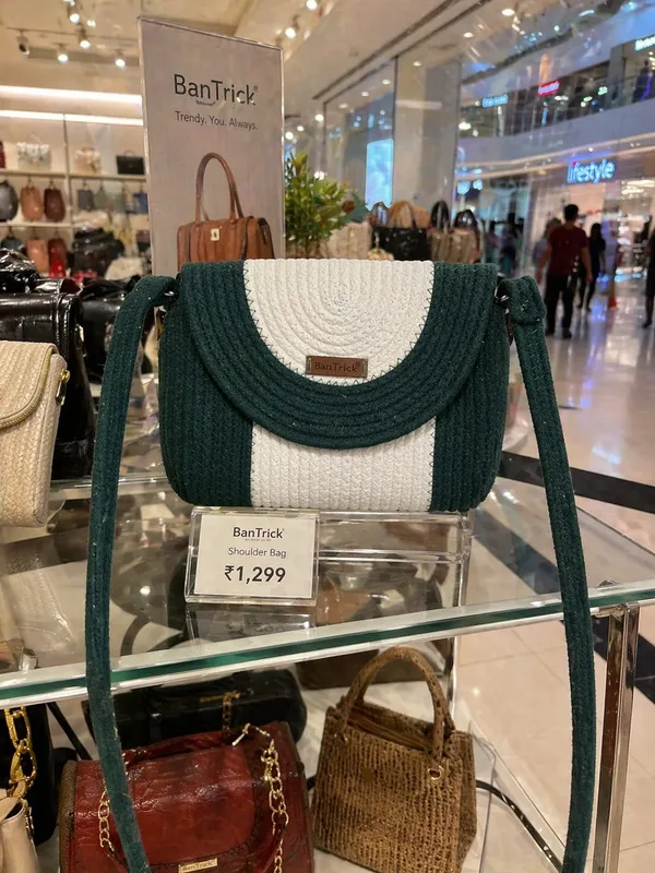 All_the_Cultures_Fabricating_India_Handmade_Small_Dry_/Natural_baskets/Chic_Dry__bag/handbag_from_India/carry_tote_bag_Sling_Bags_White-Crtoon/kids_baskets