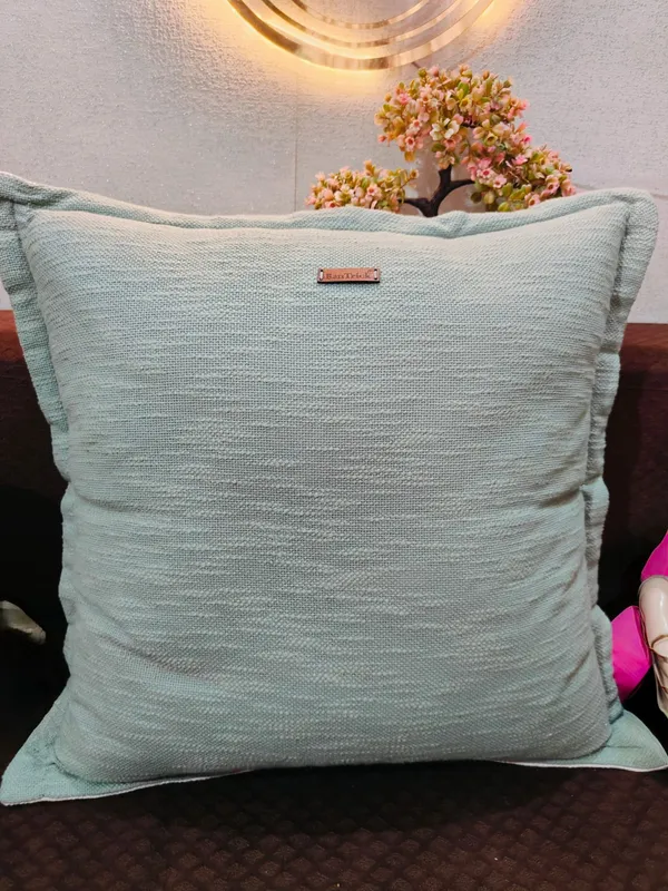 Throw_Chushion-Decorative_cushions_for_sofas_and_beds