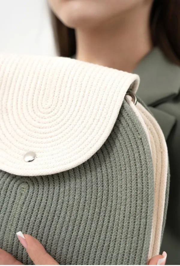 Elegant_Woven_Crossbody_Bag