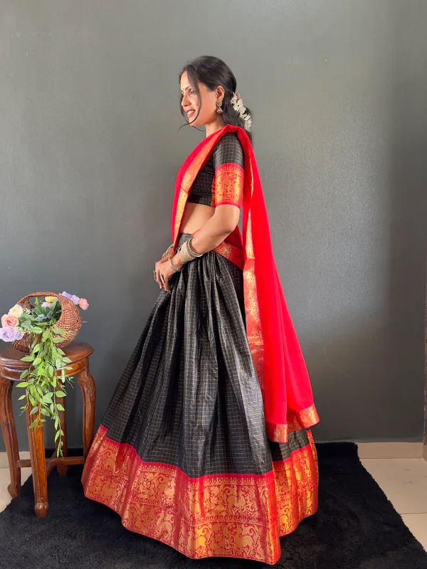 Varuni_Lahenga__is_Festival_Launching_Lehenga_Choli