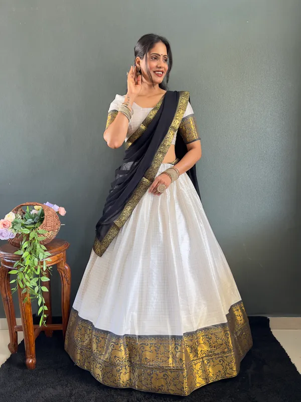 Varuni_Lahenga__is_Festival_Launching_Lehenga_Choli